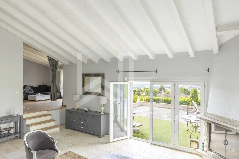 Gros potentiel pour cette propriété avec vue lac