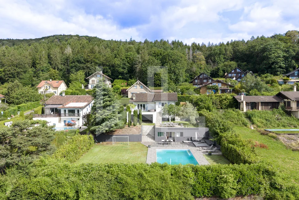 Gros potentiel pour cette propriété avec vue lac