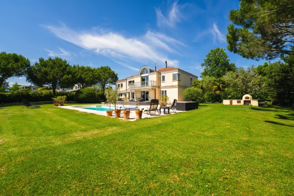 Somptueuse maison avec vue lac et piscine
