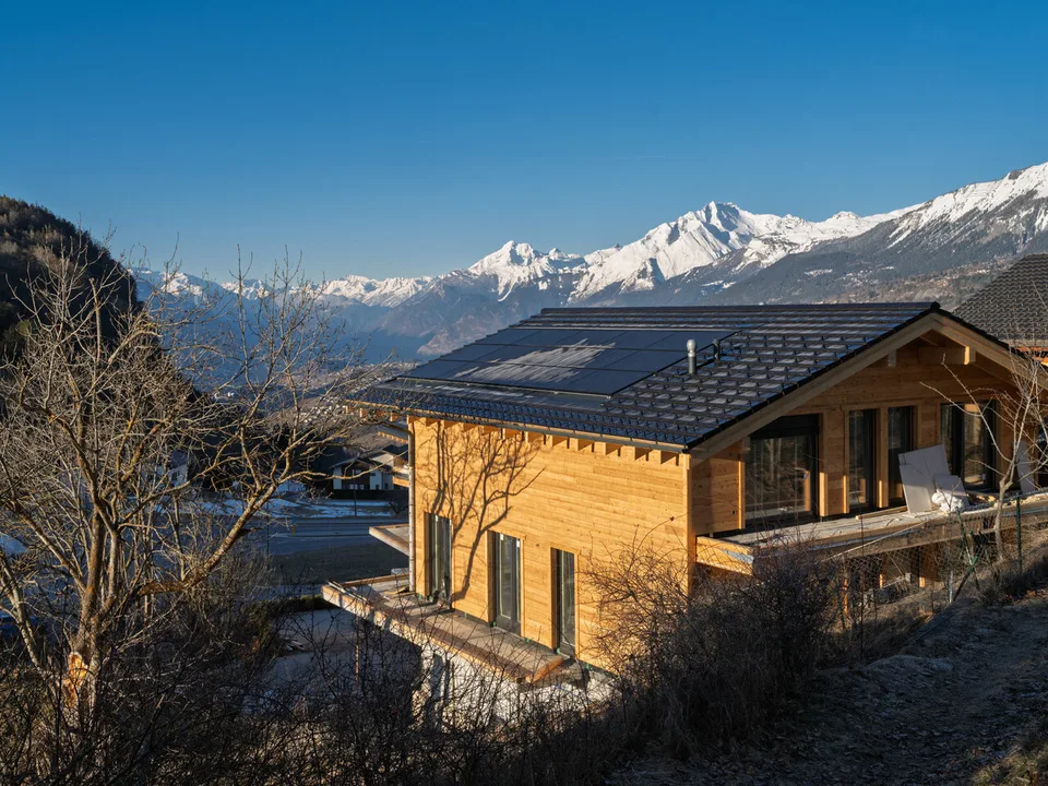 Chalet neuf à Lens - 4 chambres, vue montagne et fitness