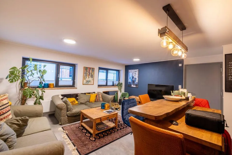 Immeuble avec revenus stables - logements, commerce et parking