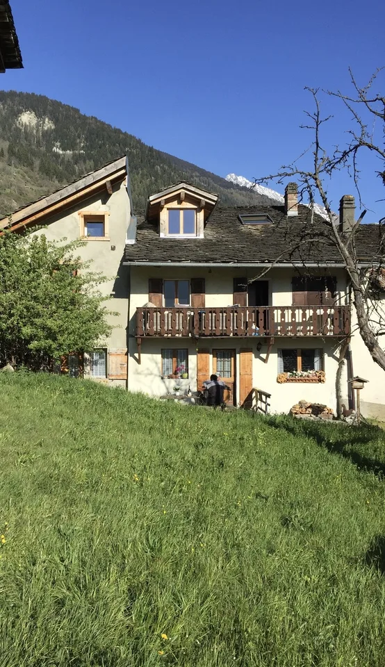 Petit immeuble rénové avec cachet et revenus locatifs