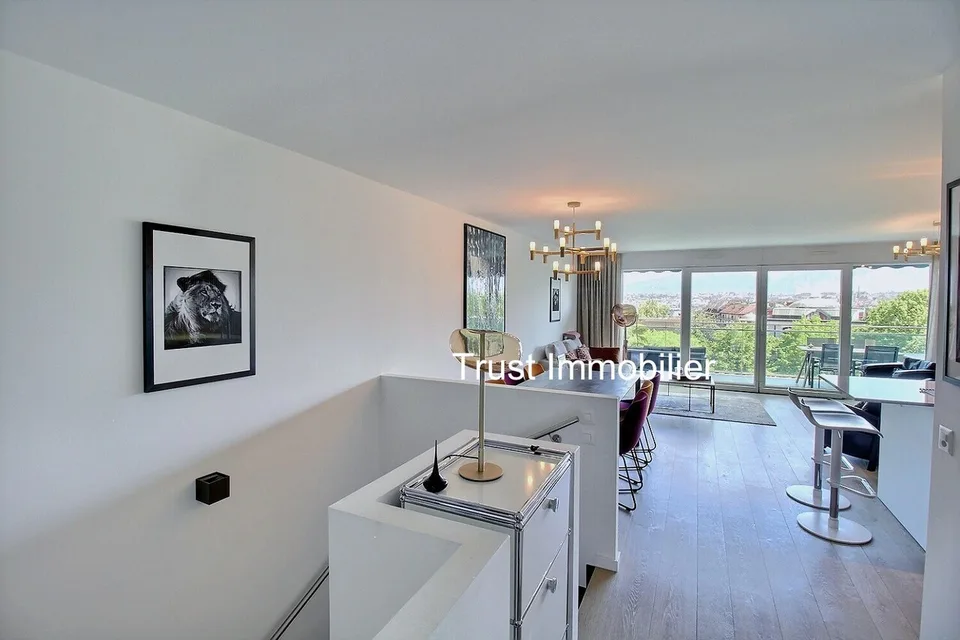 4001. Modernes Penthouse-Duplex mit Panoramablick - Modernes Gebäude