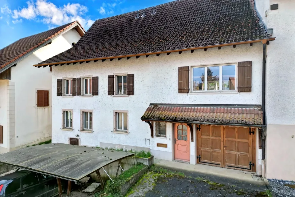 Immeuble avec 2 logements, grand jardin et combles aménagés à Vendlincourt