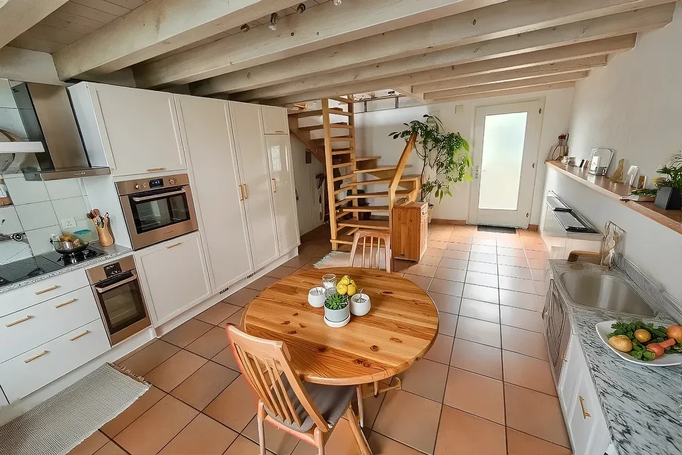 Charmant triplex sur 3 niveaux avec poêle à bois, terrasse et jardin