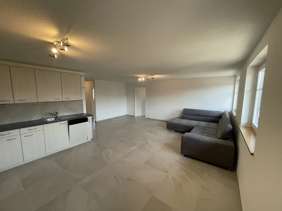 Spazioso appartamento di 4,5 locali di 108 m² con ascensore sopra uno spazio commerciale – foto 8 di 13