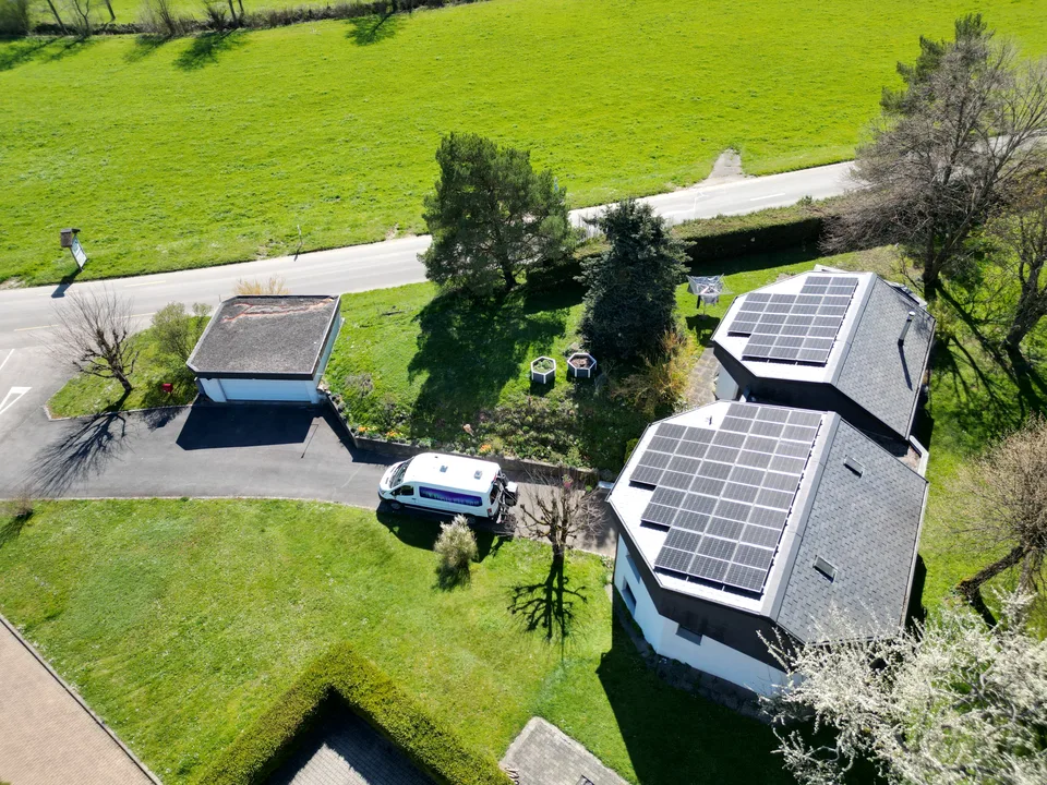 Casa con architettura contemporanea unica con giardino, veranda e grande garage – foto 7 di 12