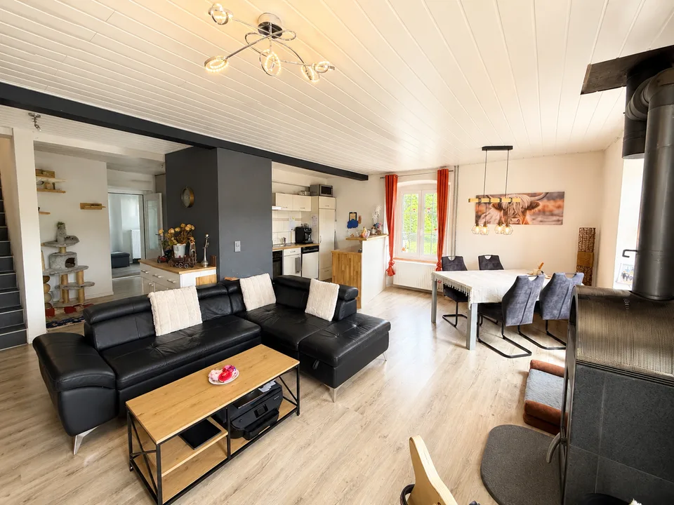 Charmante maison mitoyenne de 4,4 pièces avec jardin, cave voûtée et garage à Grandfontaine