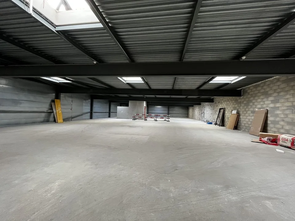 Spazio ufficio/magazzino di 655 m2, divisibile da 150 m2