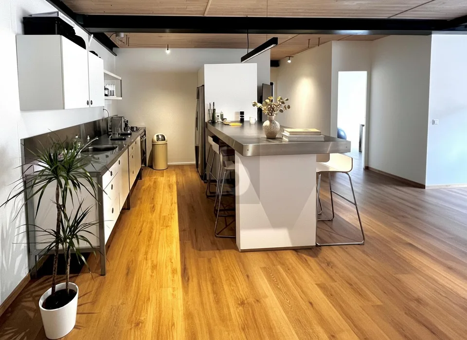 MODERNER UND INSPIRIERENDER ARBEITSPLATZ