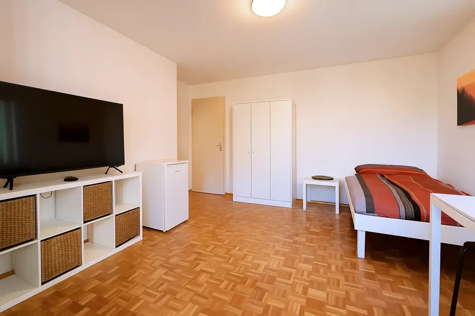 Helles möbliertes Zimmer