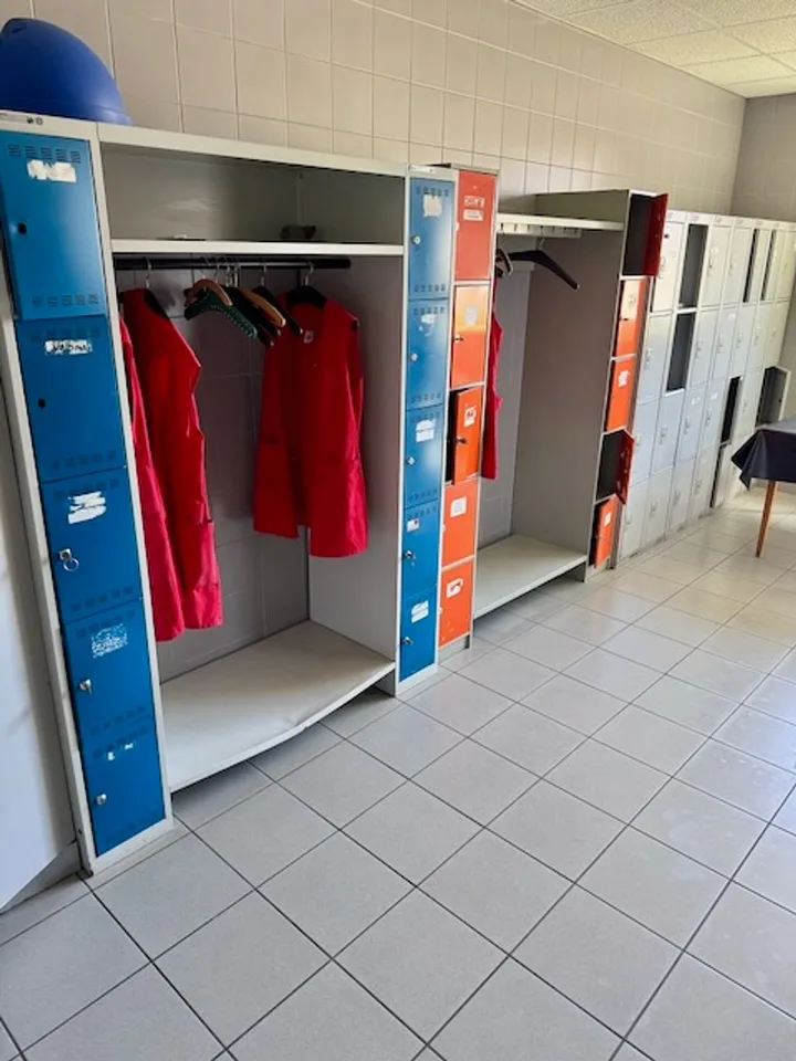 Zu vermieten - Industrieraum 300 bis 400 m² mit Laderampen - Val-de-Travers