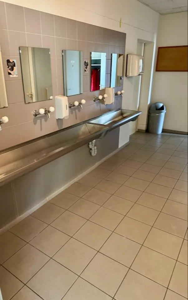 Zu vermieten - Industrieraum 300 bis 400 m² mit Laderampen - Val-de-Travers