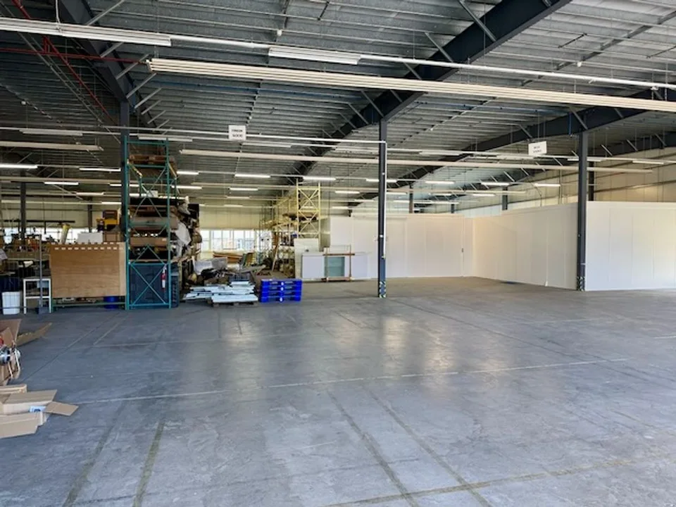 Zu vermieten - Industrieraum 300 bis 400 m² mit Laderampen - Val-de-Travers
