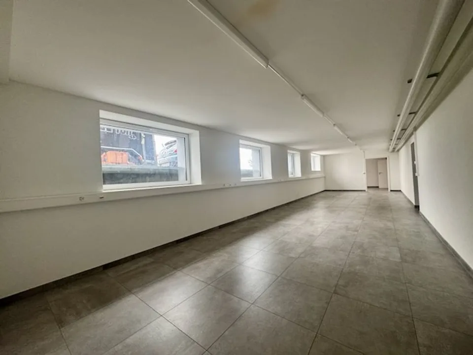 À LOUER   OU À VENDRE, local commercial avec entrée indépendante