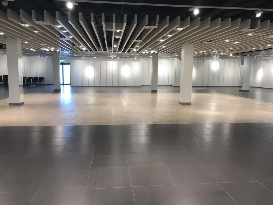 Espace à 200m2 à coté de KFC