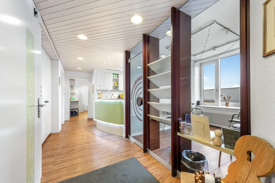 Attractive commercial space - ideal for practice, office or service