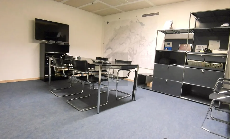 HELL UND GERÄUMIGES BÜRO