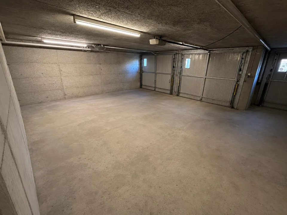 Geräumige Garage / Lagerraum (3 Garagentore/Stellplätze)