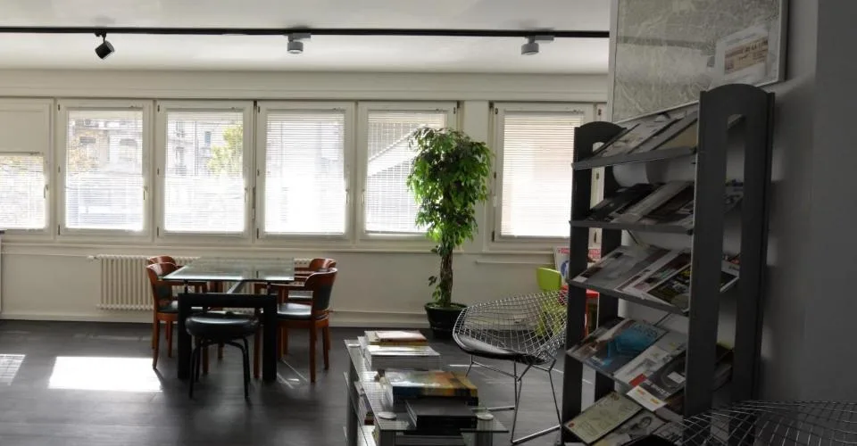 Zeitgenössisches Open-Space-Büro – Foto 6 von 7