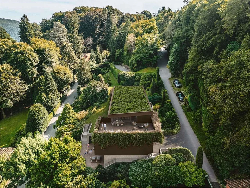 Terreno con villa esistente da ristrutturare