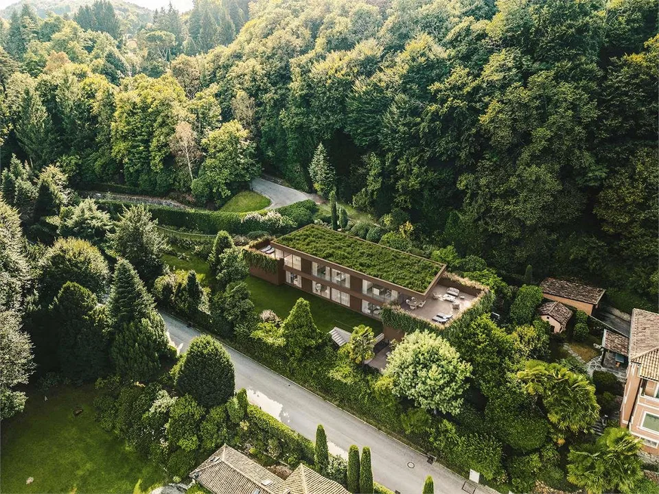 Terreno con villa esistente da ristrutturare