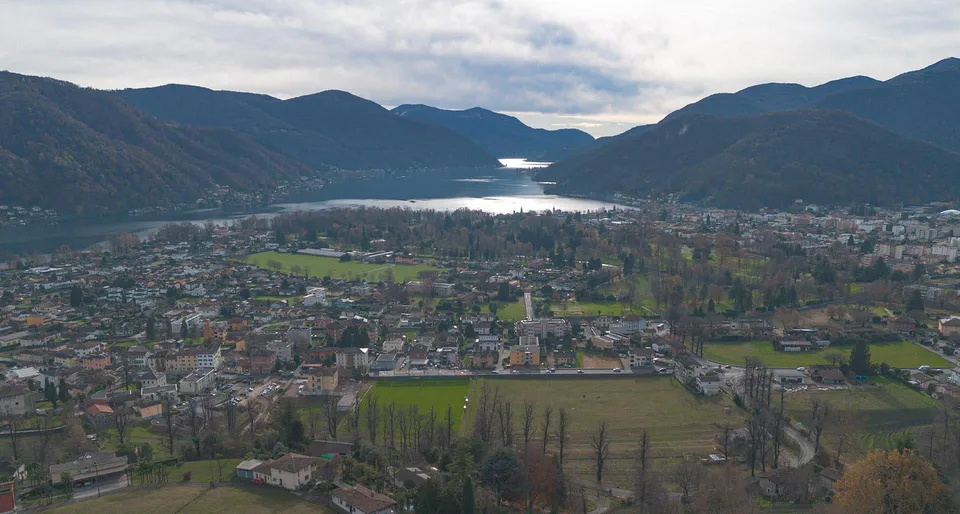 Baugrundstück mit Seeblick und Genehmigung in Neggio