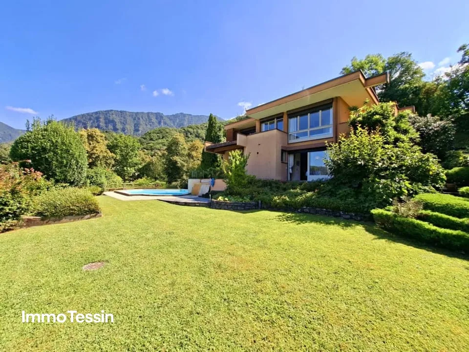 HIGHLIGHT: Exklusive Doppel Villa mit Pool und riesigem Grundstück für absolute Privatsphäre an Bestlage nähe Lugano