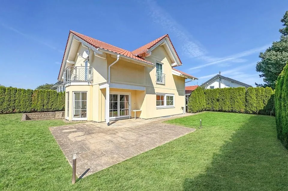 Freistehendes Einfamilienhaus mit Stil und Privacy