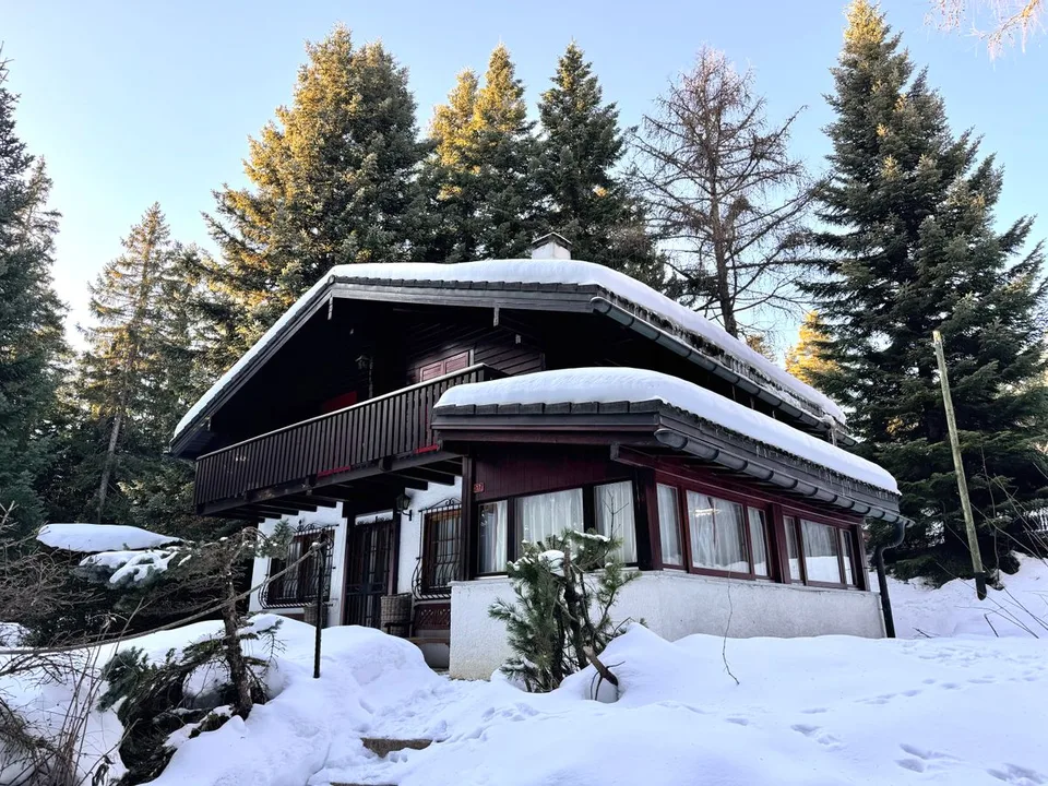 Chalet typique entouré de verdure, à quelques minutes du coeur de Crans, offrant calme et sérénité / Ref. 1007-677