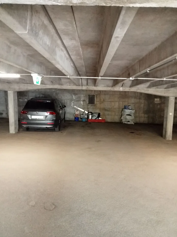 Posto auto coperto in un parcheggio, a soli 10 minuti a piedi dal centro di Montana