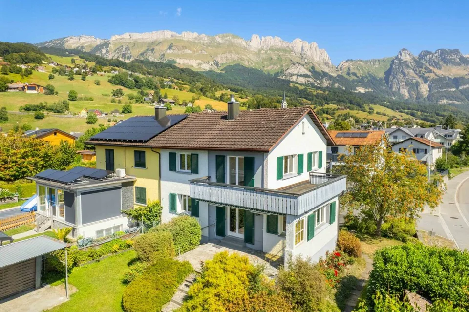 Charmantes Doppeleinfamilienhaus an ruhiger Lage mit Weitsicht