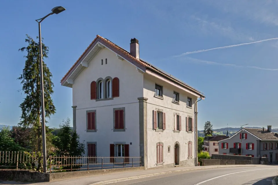 Ertragsgebäude, 4 Wohnungen, 4 Parkplätze