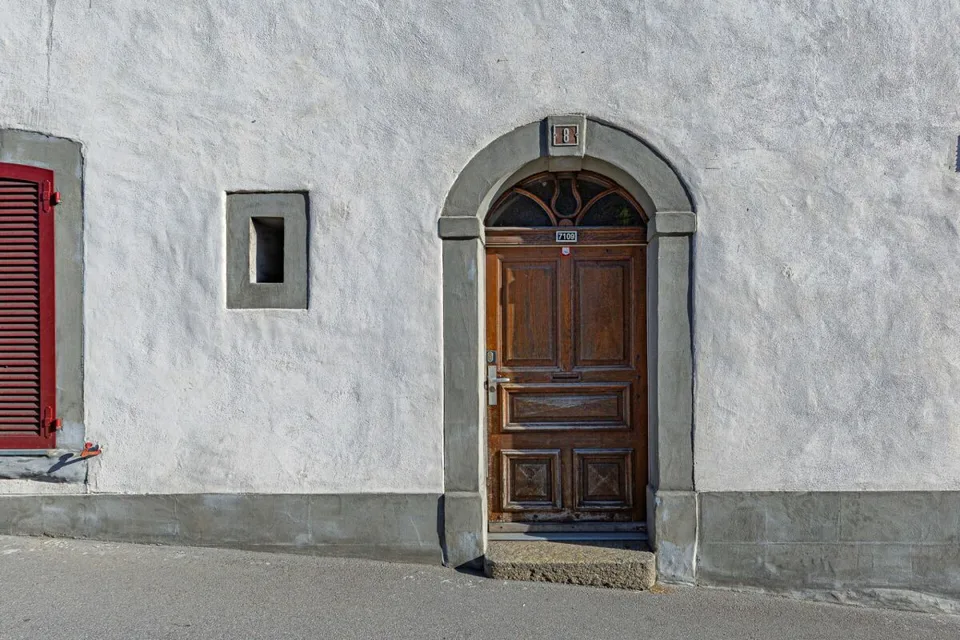 Ertragsgebäude, 4 Wohnungen, 4 Parkplätze