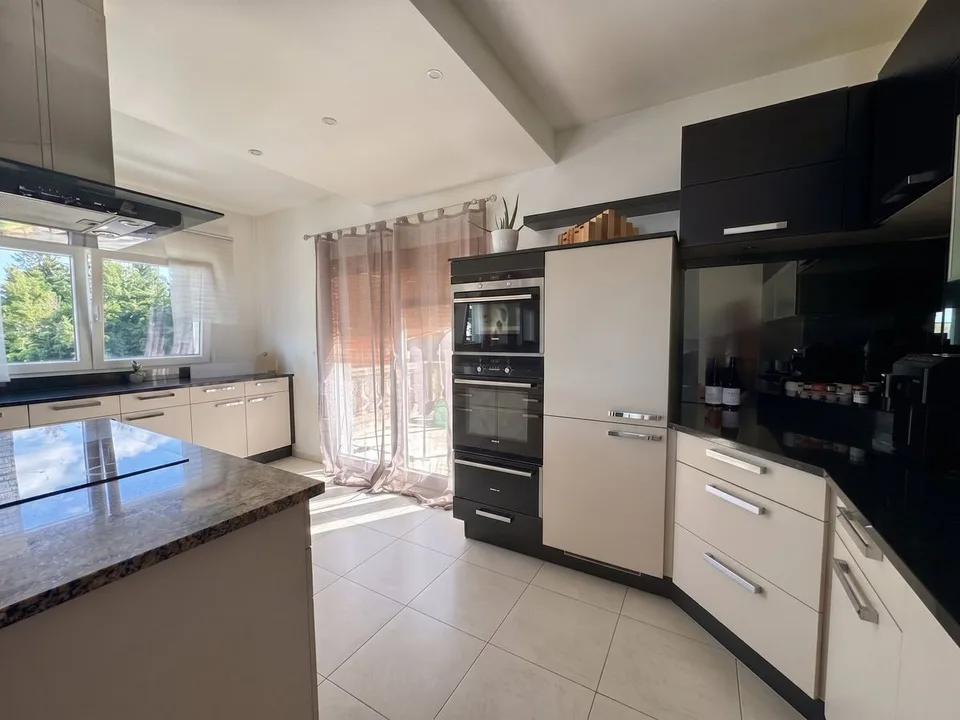 Nuove ristrutturazioni a questa proprietà duplex di 6 locali + 3 locali - Terrazze, posto auto coperto