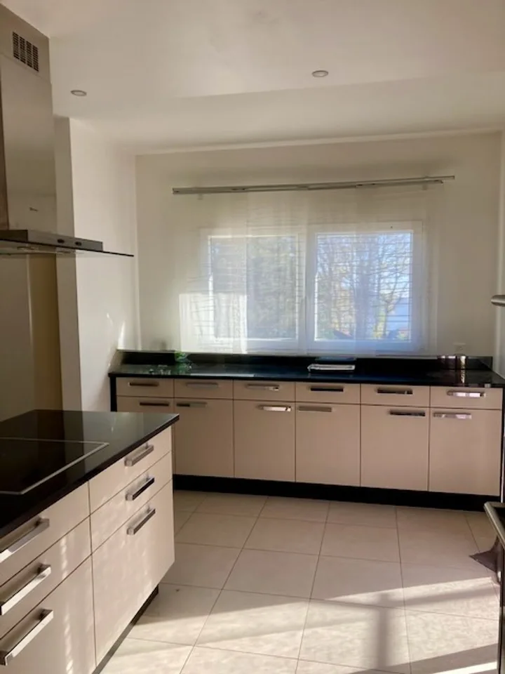 Nuove ristrutturazioni a questa proprietà duplex di 6 locali + 3 locali - Terrazze, posto auto coperto