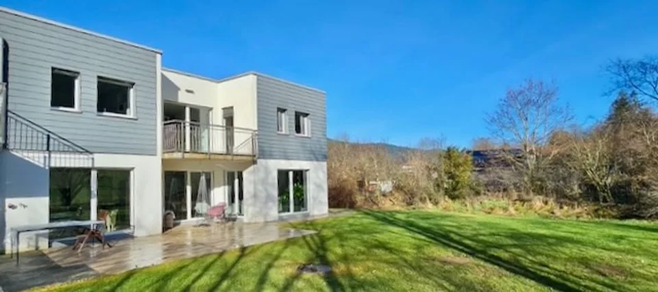 Villa mitoyenne en pignon située dans un agréable quartier prisé de Fleurier