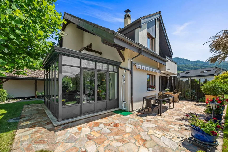 MAGNIFICA VILLA BIFAMILIARE CON AMPIO GIARDINO PAESAGGISTICO. DA NON PERDERE!