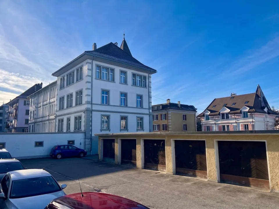 Machen Sie ein Angebot für dieses sehr schöne gemischte Gebäude mit 14 Garagen und 18 Parkplätzen