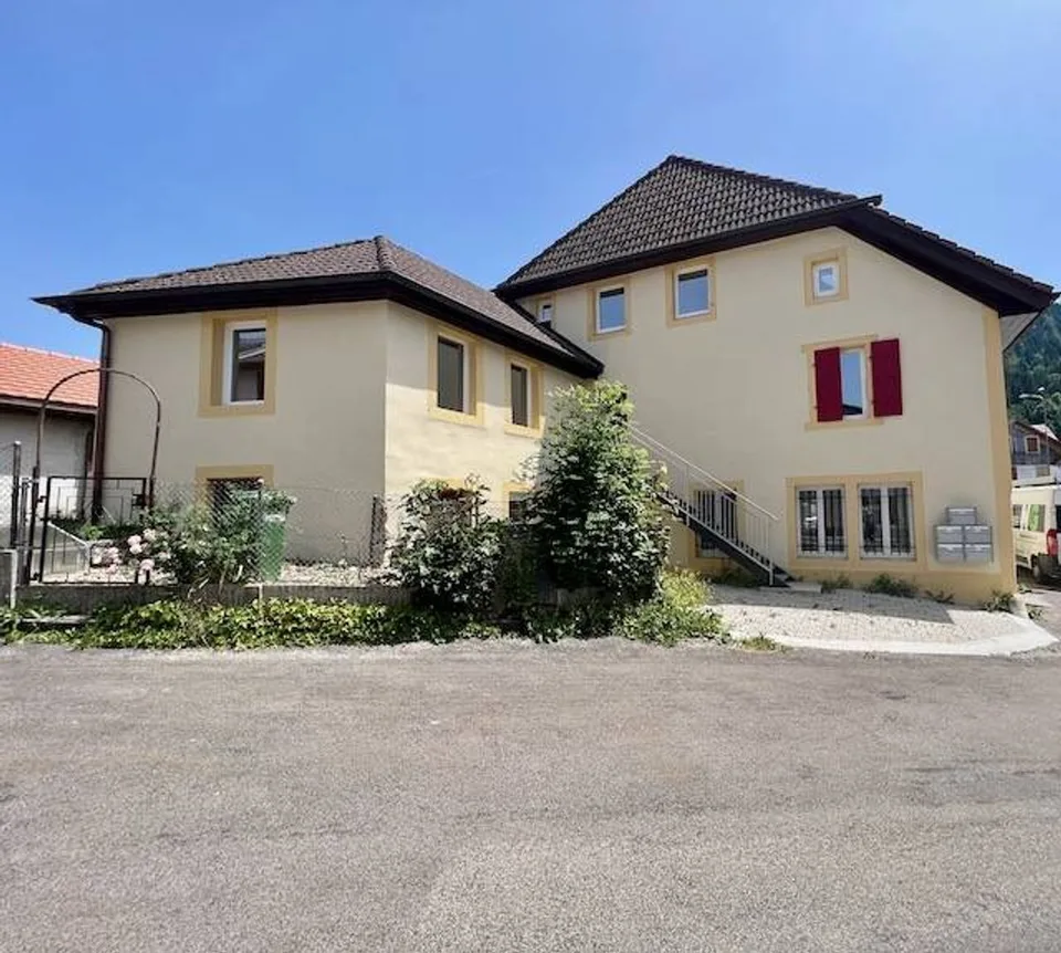Immeuble rénové, 3 lots sur 5 loués, 4 appartements et un local commercial