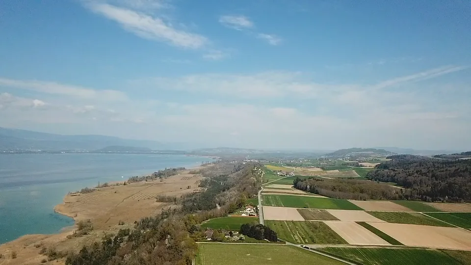 Opportunité unique : Terrain à bâtir avec vue sur le lac à Vully-les-Lacs