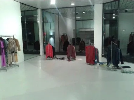 Spazio commerciale nel centro di Obersee con oltre 8m di vetrina ad Arosa