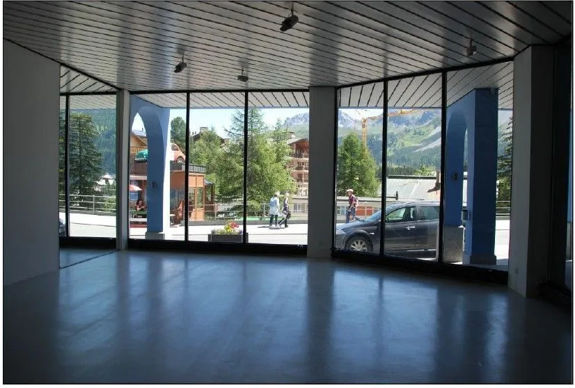 Spazio commerciale nel centro di Obersee con oltre 8m di vetrina ad Arosa