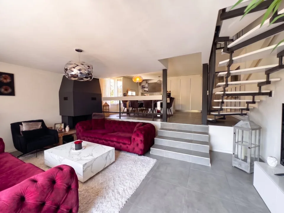 Rare ! Triplex en attique rénové de 6 pces, proche centre