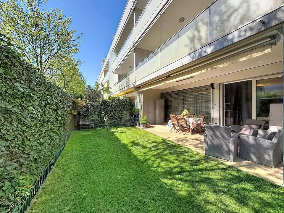 EXCLUSIVITÉ - Appartement lumineux de 4 pièces avec terrasse couverte, jardin privatif – box en sus – Châtelaine