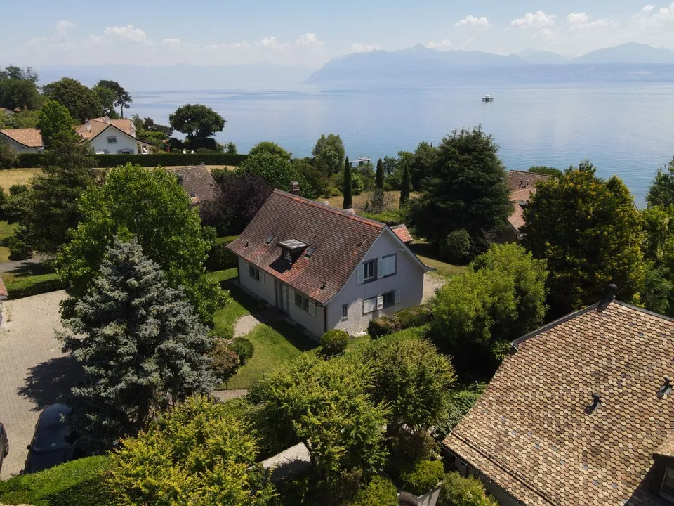 SAINT-PREX - DEUX VILLAS AU BORD DU LÉMAN, AVEC ACCÈS PRIVATIF AU LAC