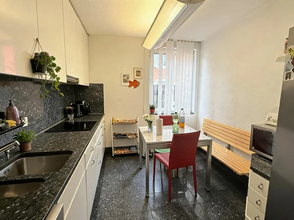 Proprietà residenziale e commerciale attraente con potenziale di sviluppo