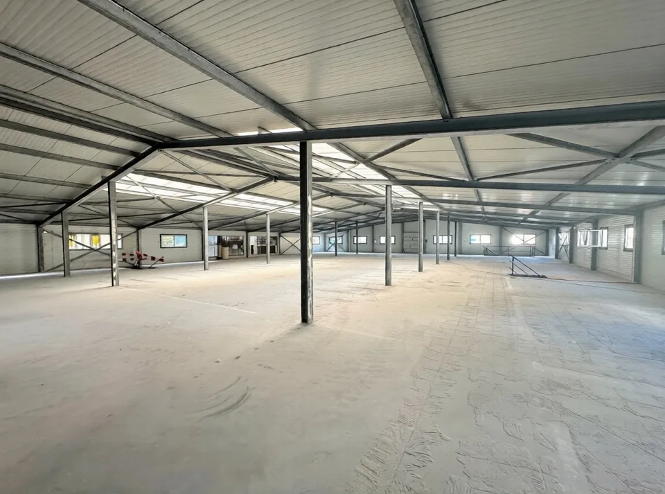 SIERRE - INDUSTRIEHALLE VON 2.200 M2 MIT TRANSFORMATIONSPROJEKT