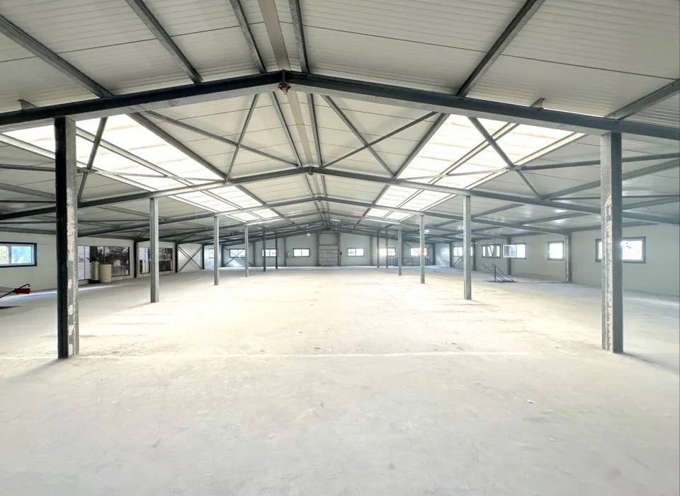 SIERRE - INDUSTRIEHALLE VON 2.200 M2 MIT TRANSFORMATIONSPROJEKT