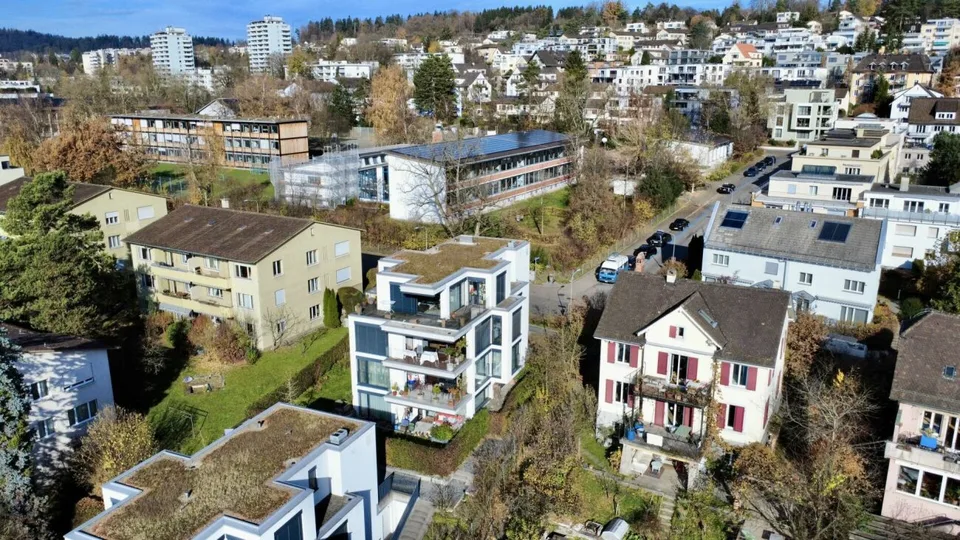 Exklusive 4.5 Zimmerwohnung an privilegierter Lage in Zürich Höngg